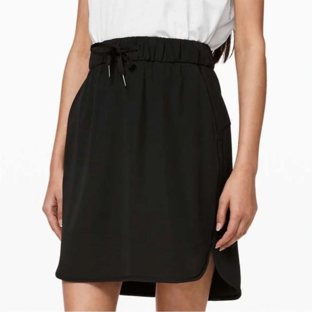 Lululemon On The Fly Woven Black Mid Length Skirt Women’s Size 2
